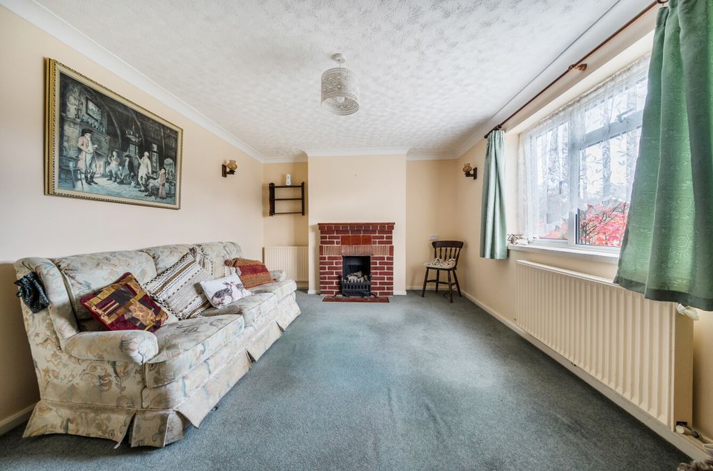 Property photo 3 of 12 1375233-10-6904ce...