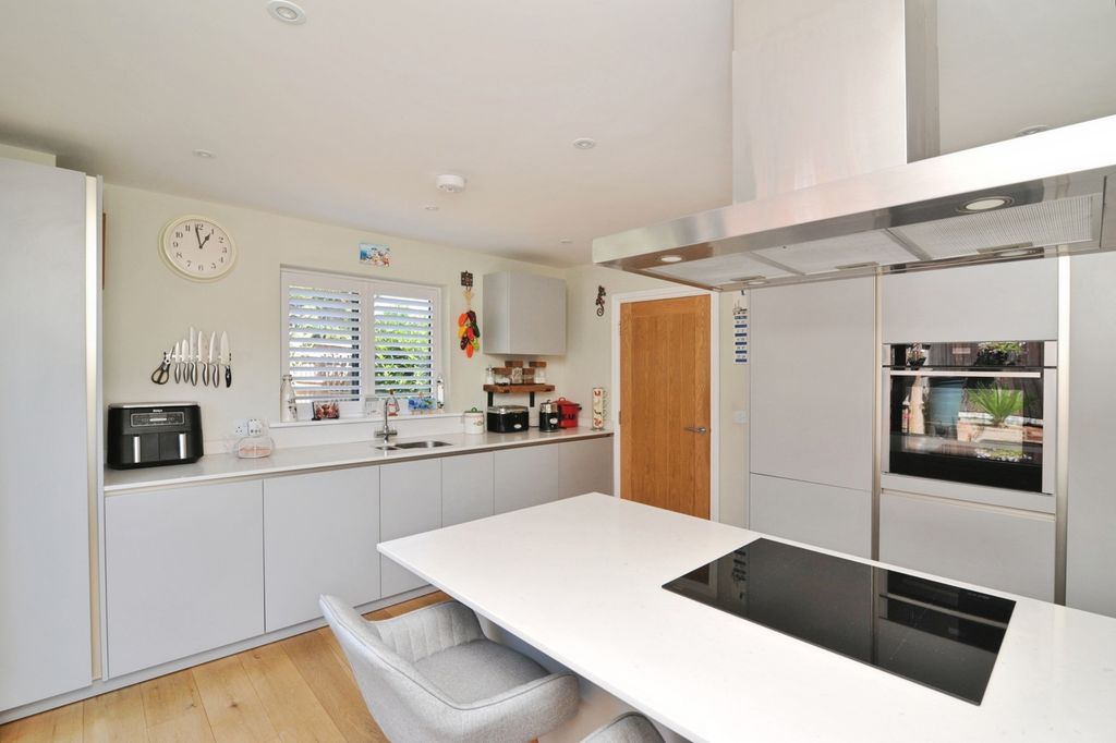 Property photo 3 of 19 Kitchen
