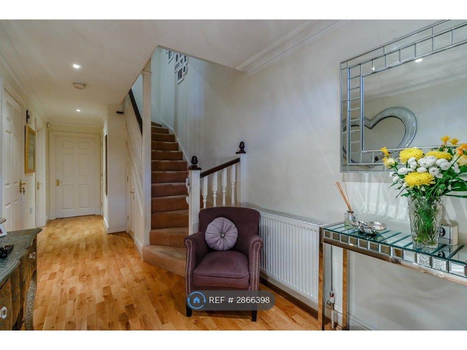 Property photo 2 of 9 Entrance Hall