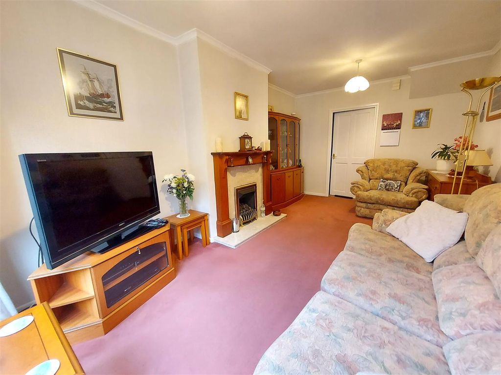 Property photo 3 of 11 Living Room