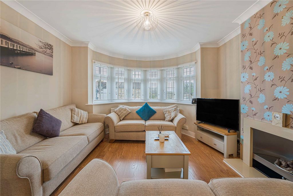 Property photo 3 of 30 Lounge