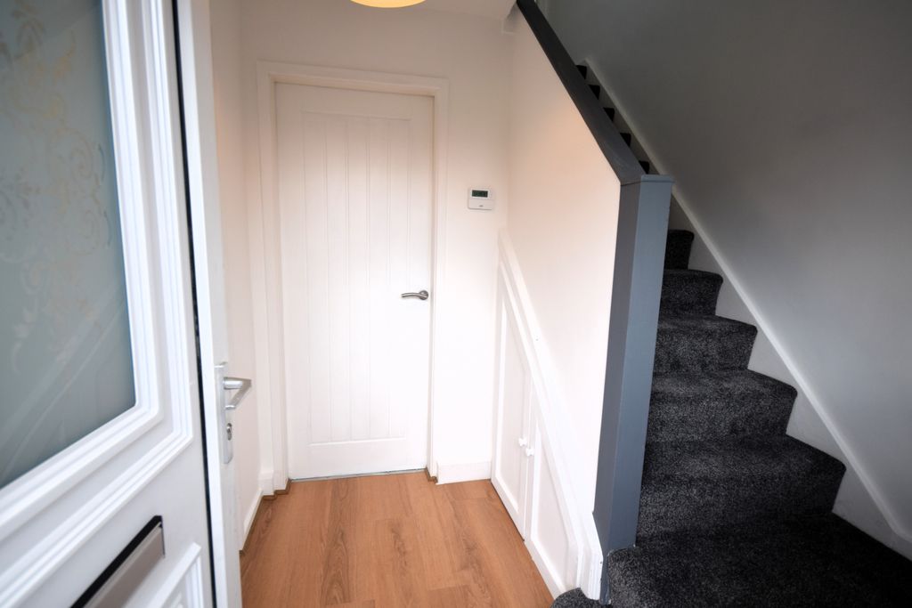 Property photo 3 of 10 Entrance Hall