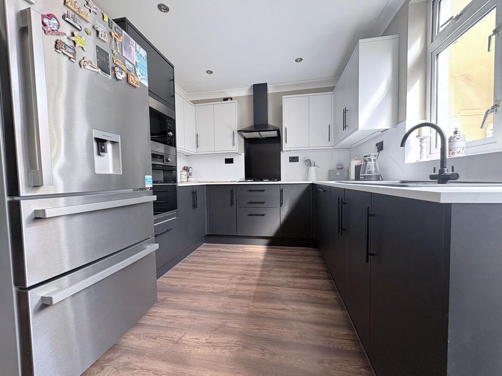 Property photo 3 of 16 Kitchen