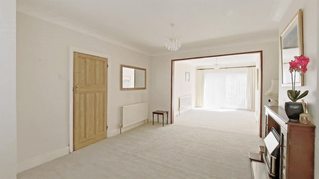 Property photo 3 of 16 Lounge