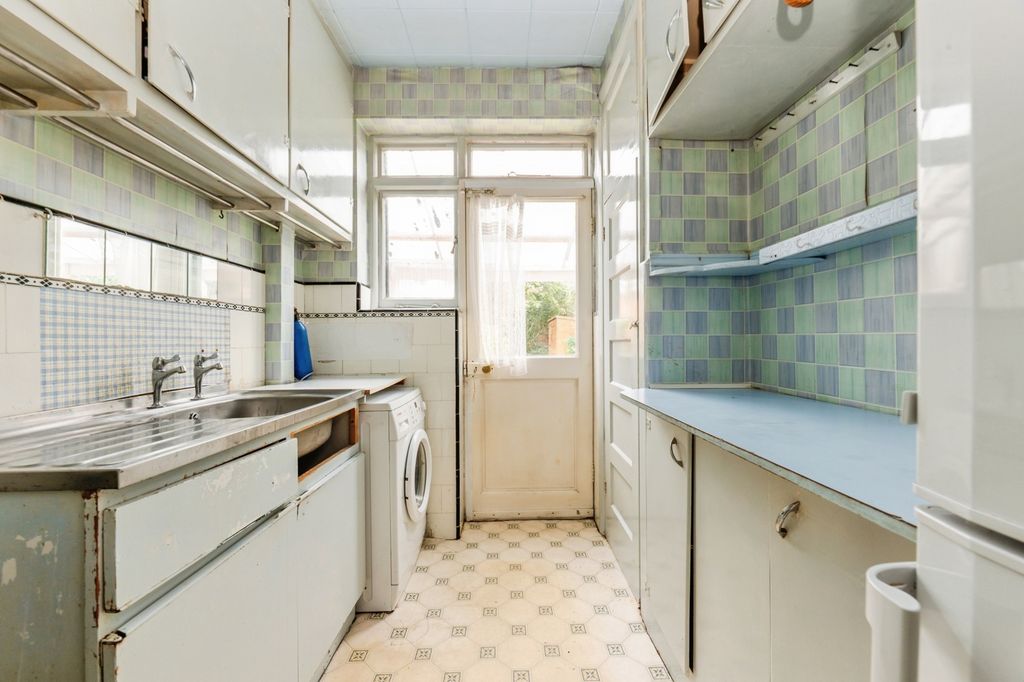 Property photo 2 of 12 Kitchen