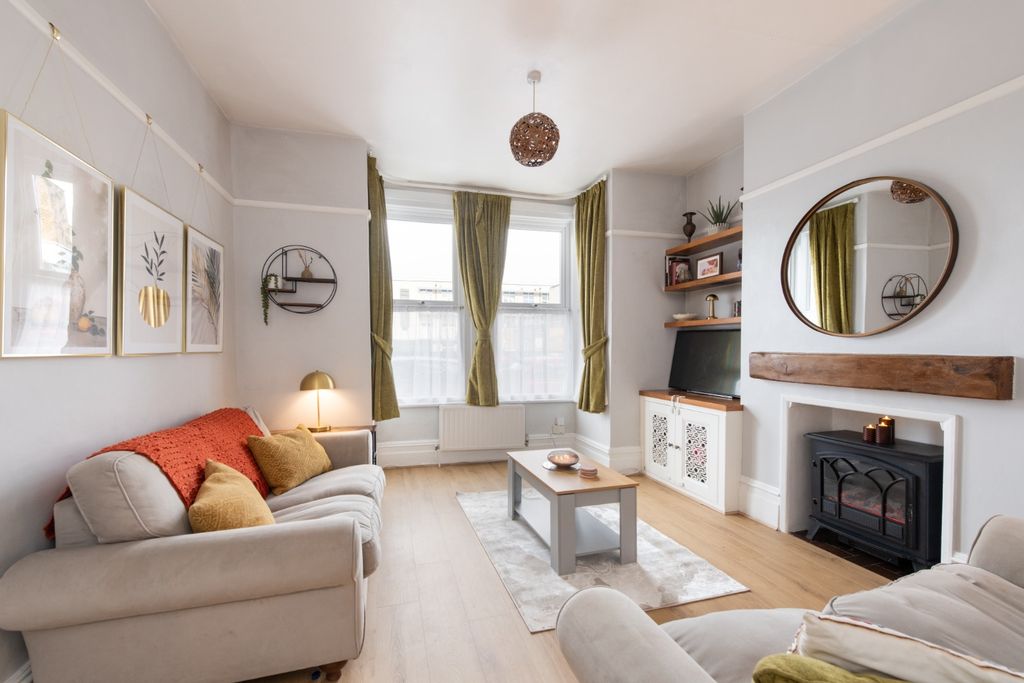 Property photo 2 of 19 4680432