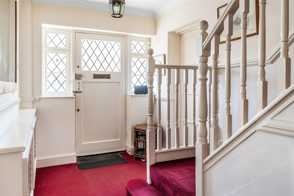 Property photo 3 of 35 7-The-Linkway-18.Jpg