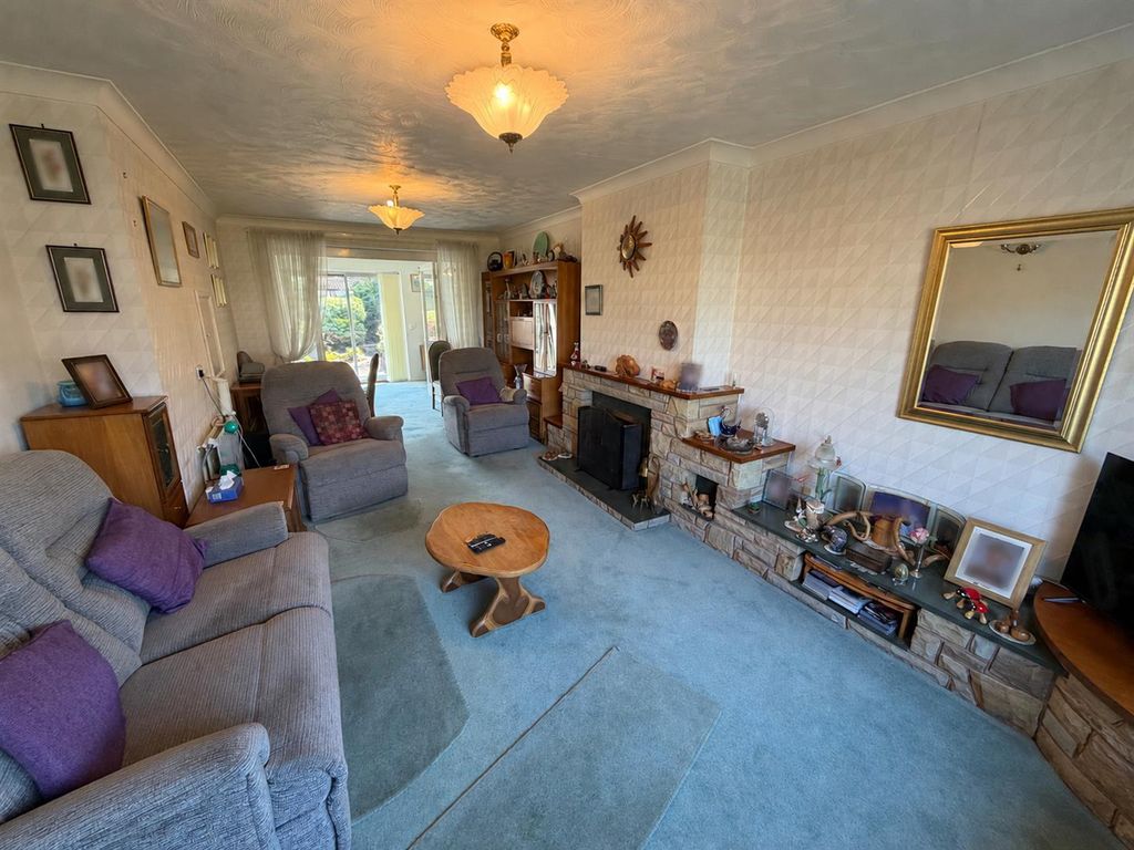 Property photo 3 of 19 Living Room