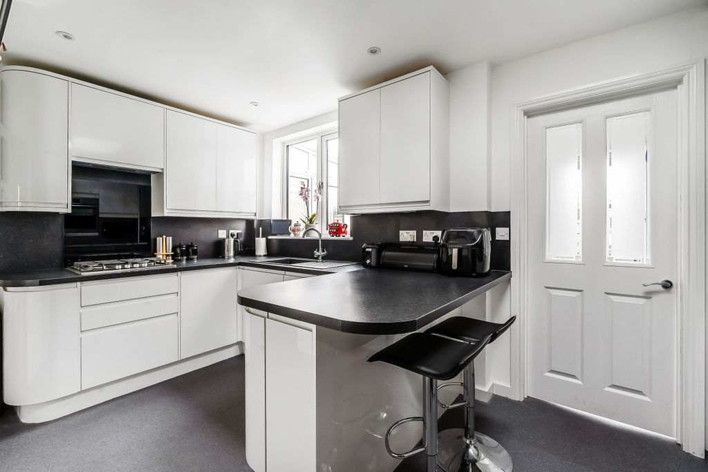 Property photo 3 of 32 19-Cleeve-Road-10
