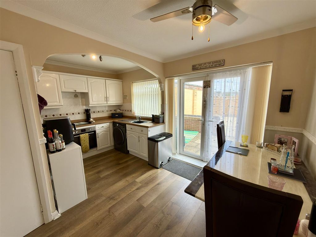 Property photo 3 of 10 Kitchen / Diner