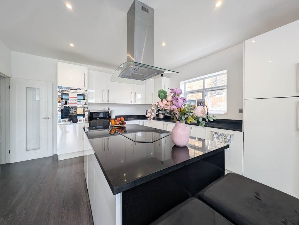 Property photo 2 of 25