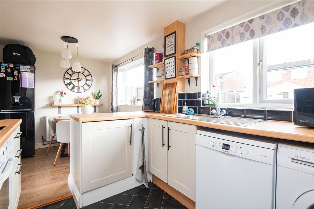 Property photo 3 of 15 Kitchen / Diner