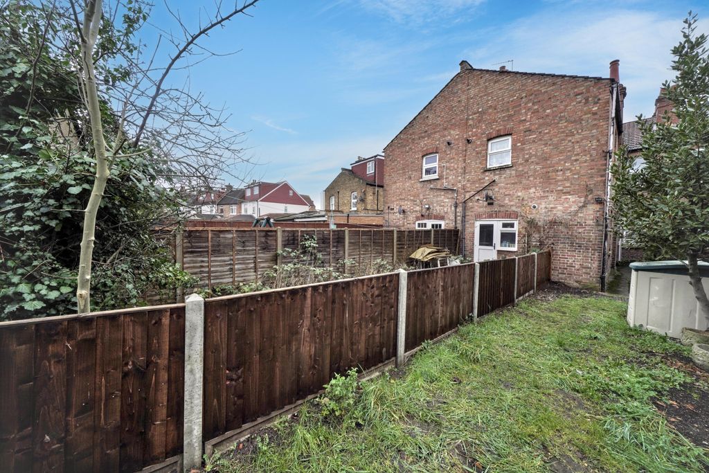 Property photo 3 of 11 113 Welldon Crescent, Harrow, Ha1 1Qj
