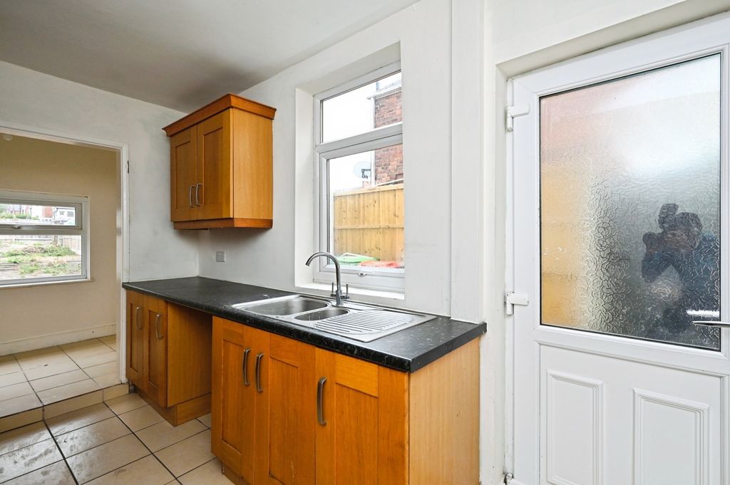 Property photo 3 of 17 Kitchen