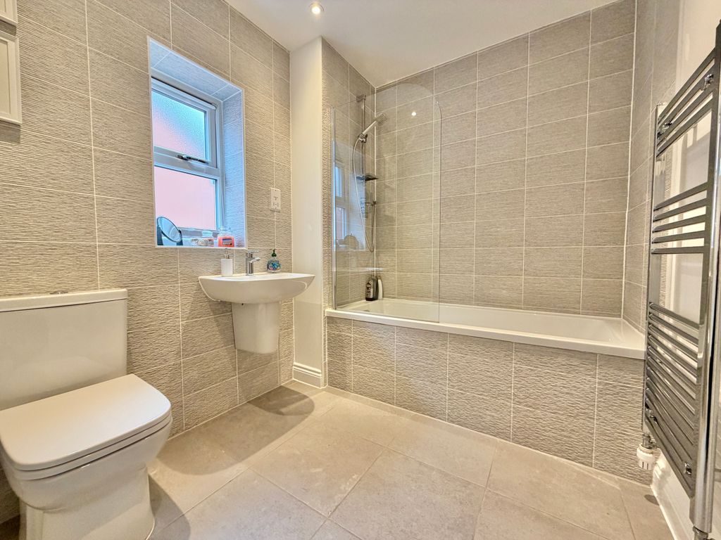 Property photo 3 of 23 Bathroom