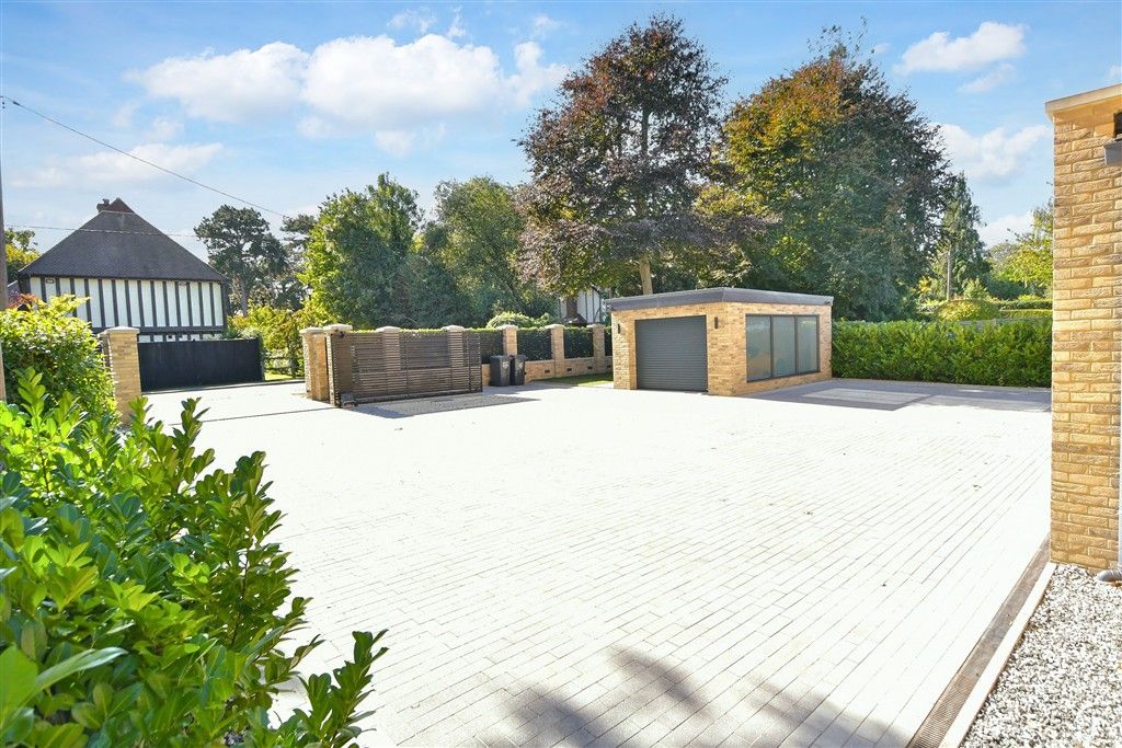 Property photo 1 of 29 Driveway/Parking