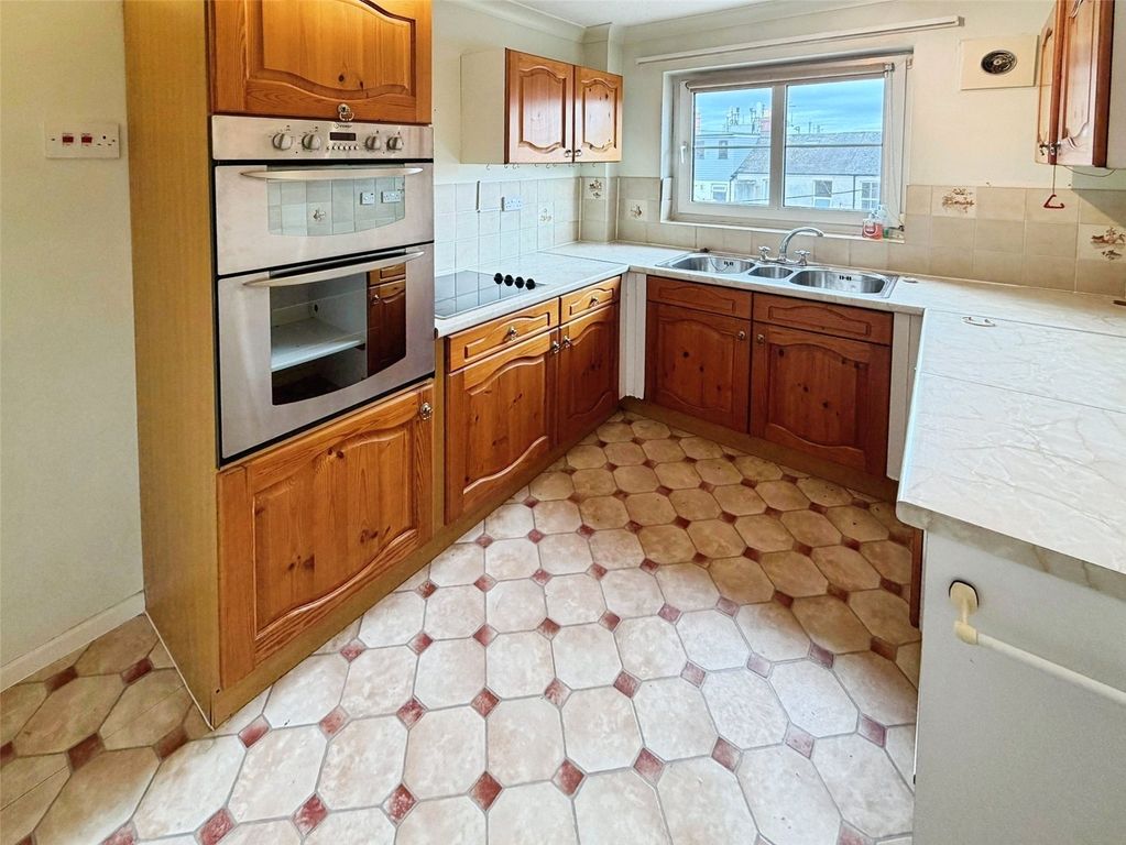 Property photo 3 of 11 Kitchen
