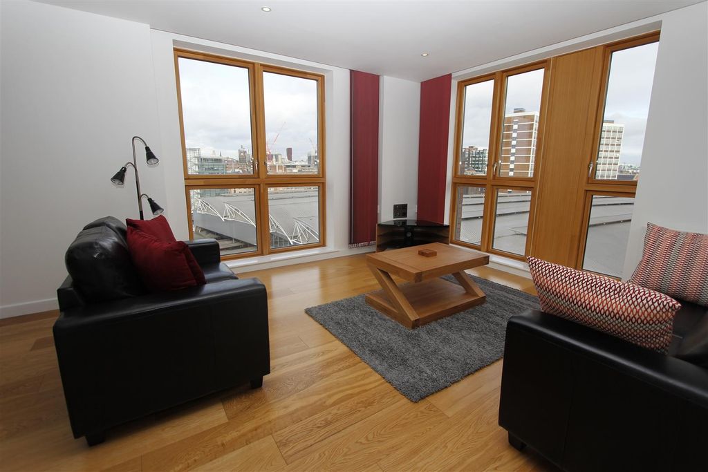 Property photo 3 of 10 Bright Modern Lounge With Expansive City Views...