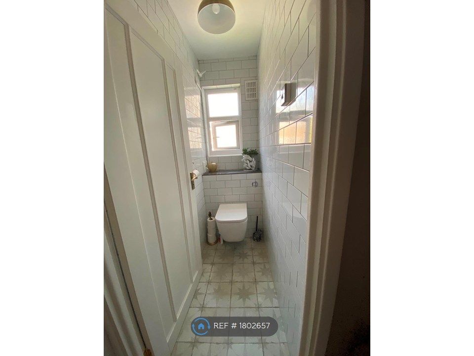 Property photo 3 of 9 Toilet
