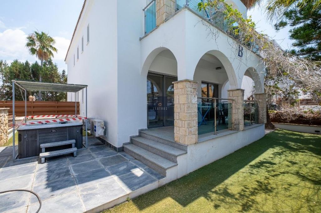 Property photo 2 of 18