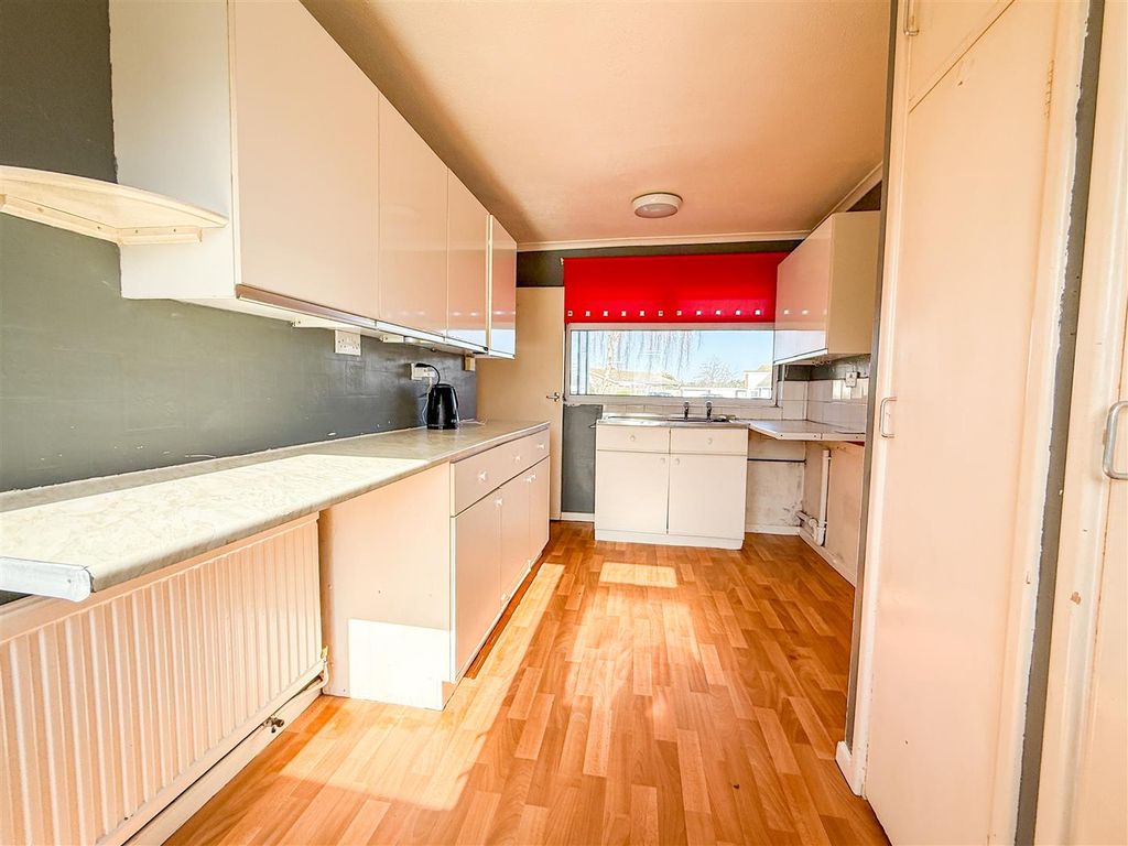 Property photo 3 of 10 Kitchen