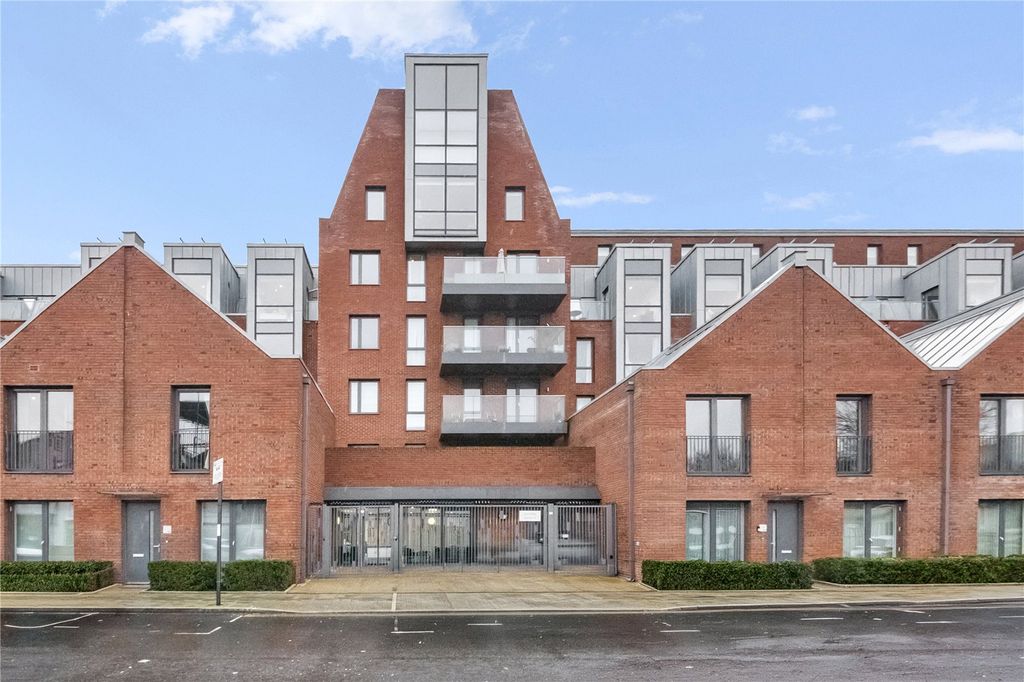 Property photo 2 of 16 Front Aspect