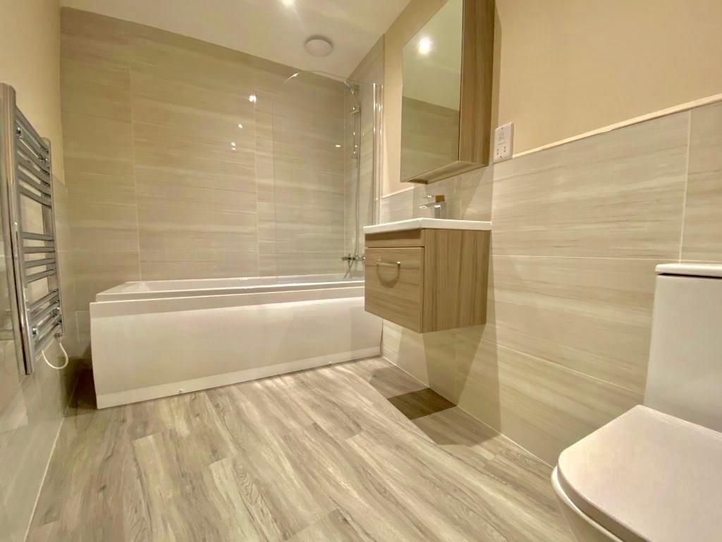 Property photo 2 of 11 Bathroom