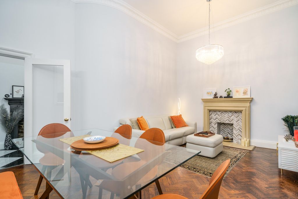 Property photo 3 of 10 Living 2