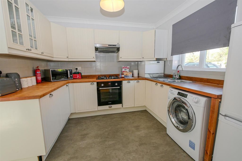 Property photo 2 of 11 Kitchen