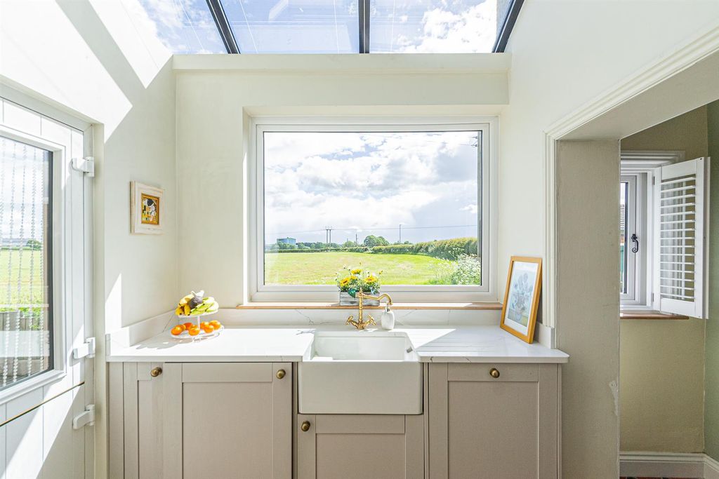 Property photo 3 of 24 Breakfast Kitchen