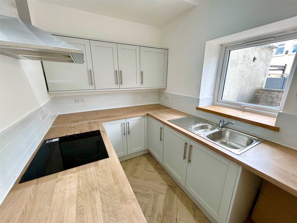Property photo 1 of 11 Kitchen