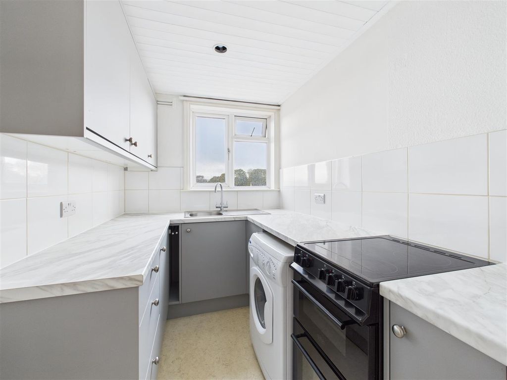 Property photo 3 of 9 24 Crescent Mansions - 05.Jpg