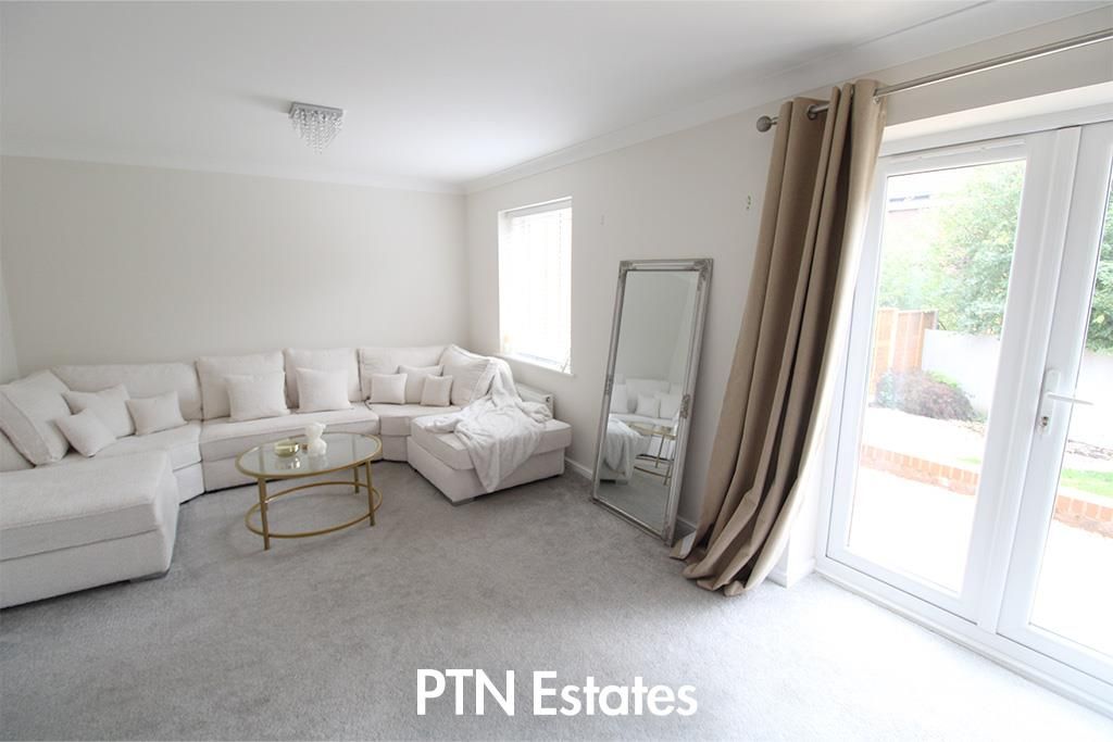 Property photo 2 of 16 Lounge