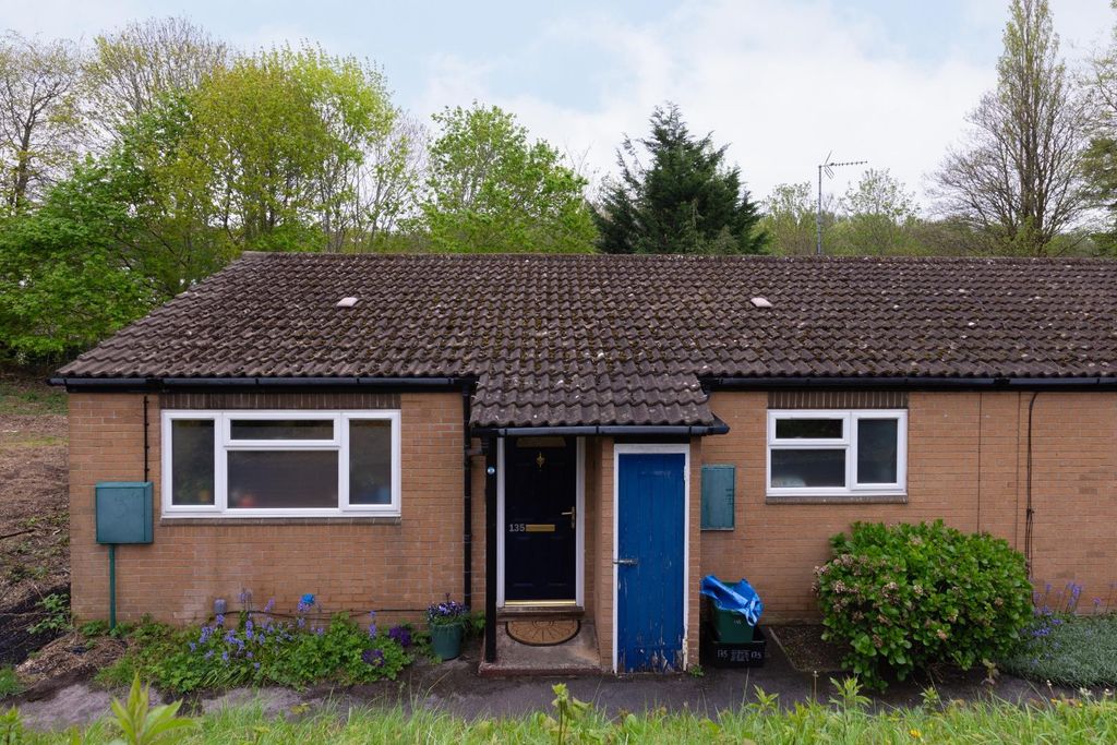 Property photo 2 of 21 135 Wootton Road-22.Jpg