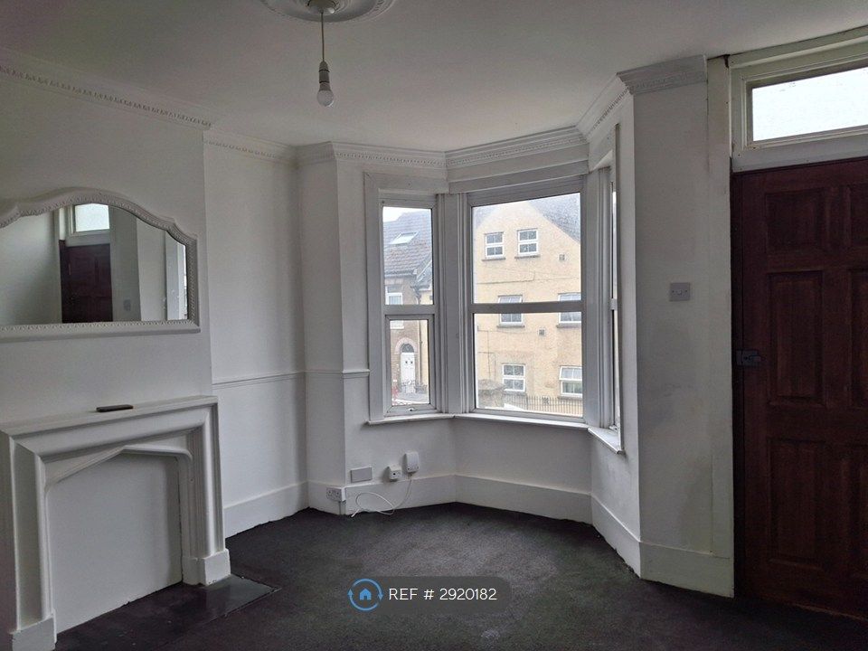 Property photo 3 of 12 Lounge 1