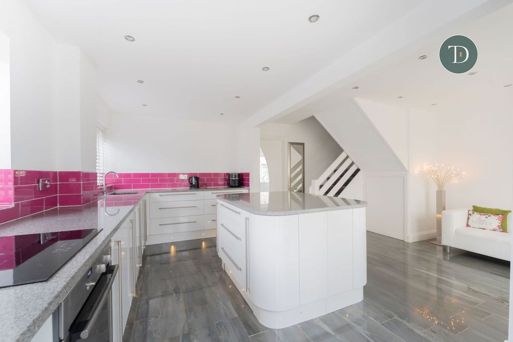 Property photo 2 of 25