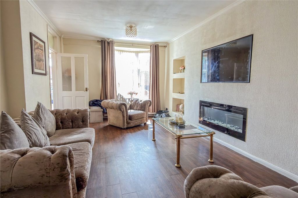 Property photo 3 of 17 Lounge