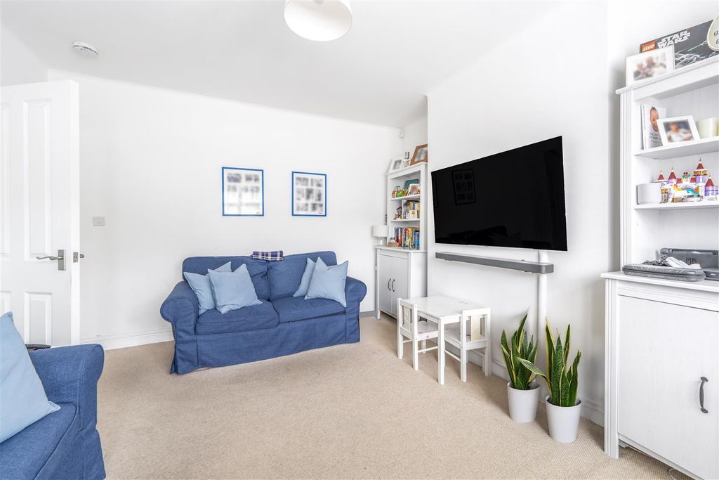 Property photo 3 of 25 6 Constance Road, Whitton, Tw2 7Jh-6.Jpg