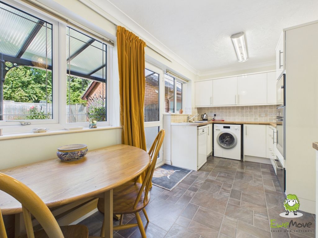 Property photo 3 of 25 Ewemove Estate Agents Basingstoke - 11 Windsor Gar