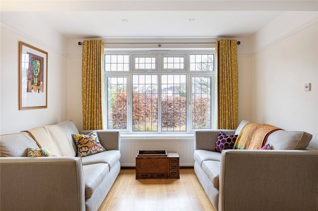 Property photo 3 of 16 Sitting