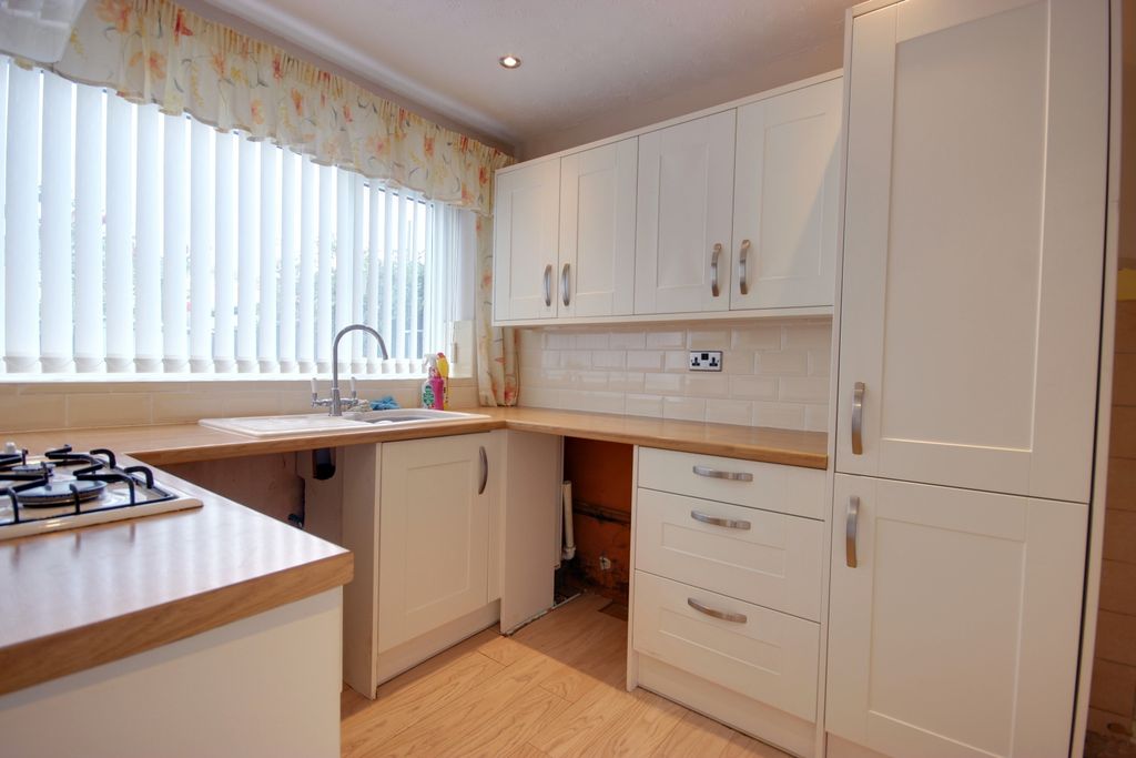 Property photo 3 of 18 1 Kit Din C