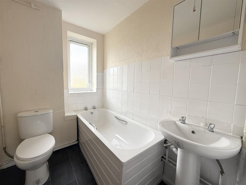Property photo 3 of 7 Bath.Jpeg
