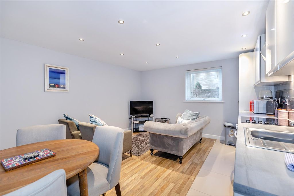 Property photo 3 of 15 8629578-Interior08.Jpg