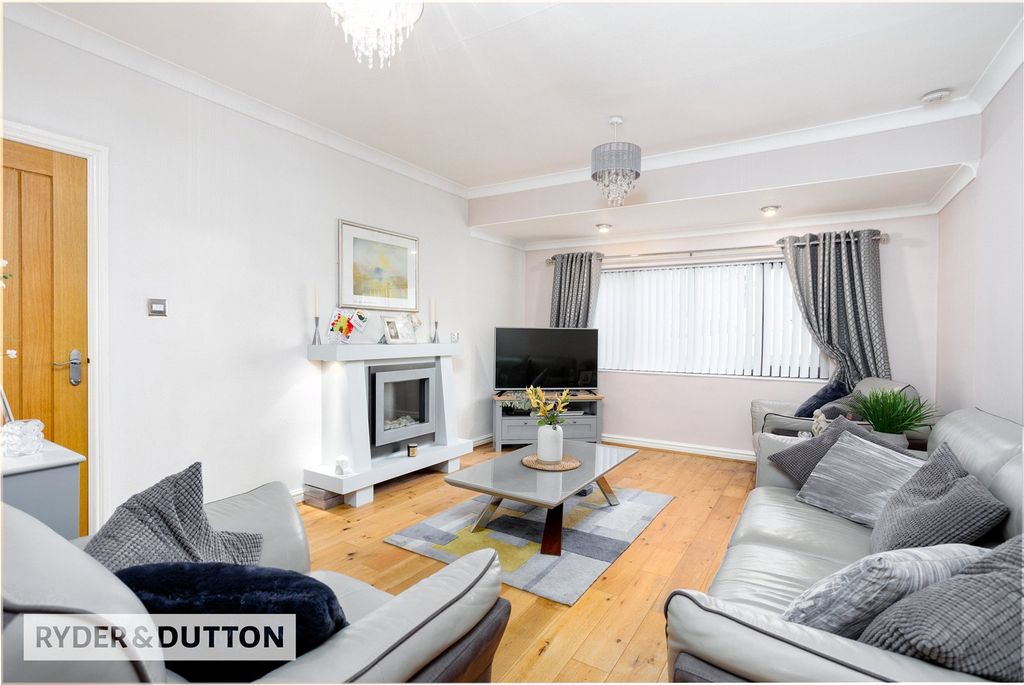 Property photo 3 of 25 Lounge