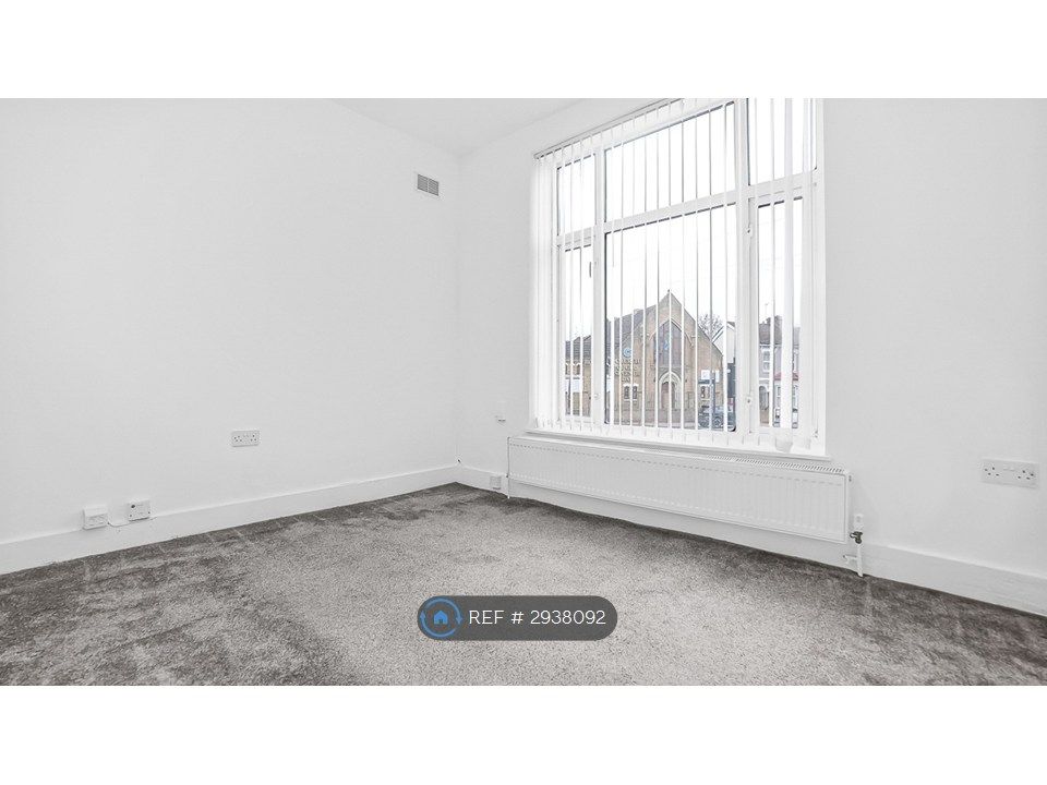 Property photo 1 of 10 Living Room