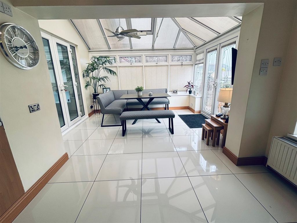 Property photo 3 of 20 Conservatory