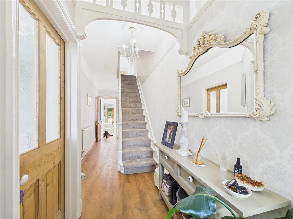 Property photo 3 of 44