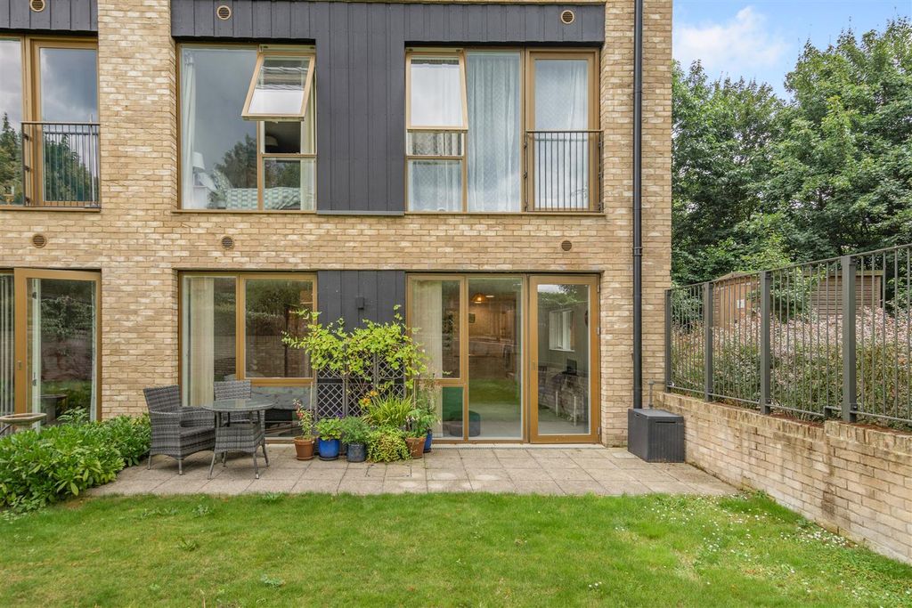 Property photo 2 of 16 8658266-Exterior06.Jpg