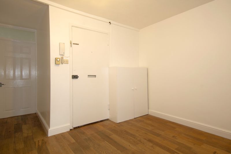 Property photo 2 of 9 Entrance Hall