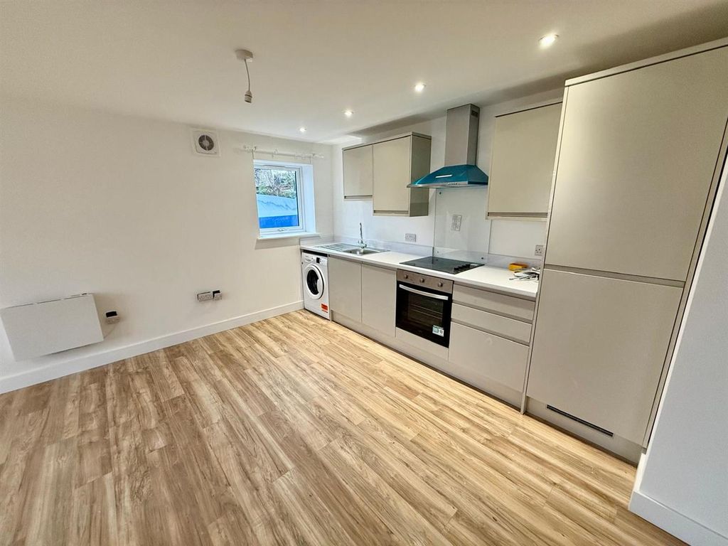 Property photo 2 of 7 3E595F4c-cd5d-423A-Aabf-A7418c659B25.Jpg